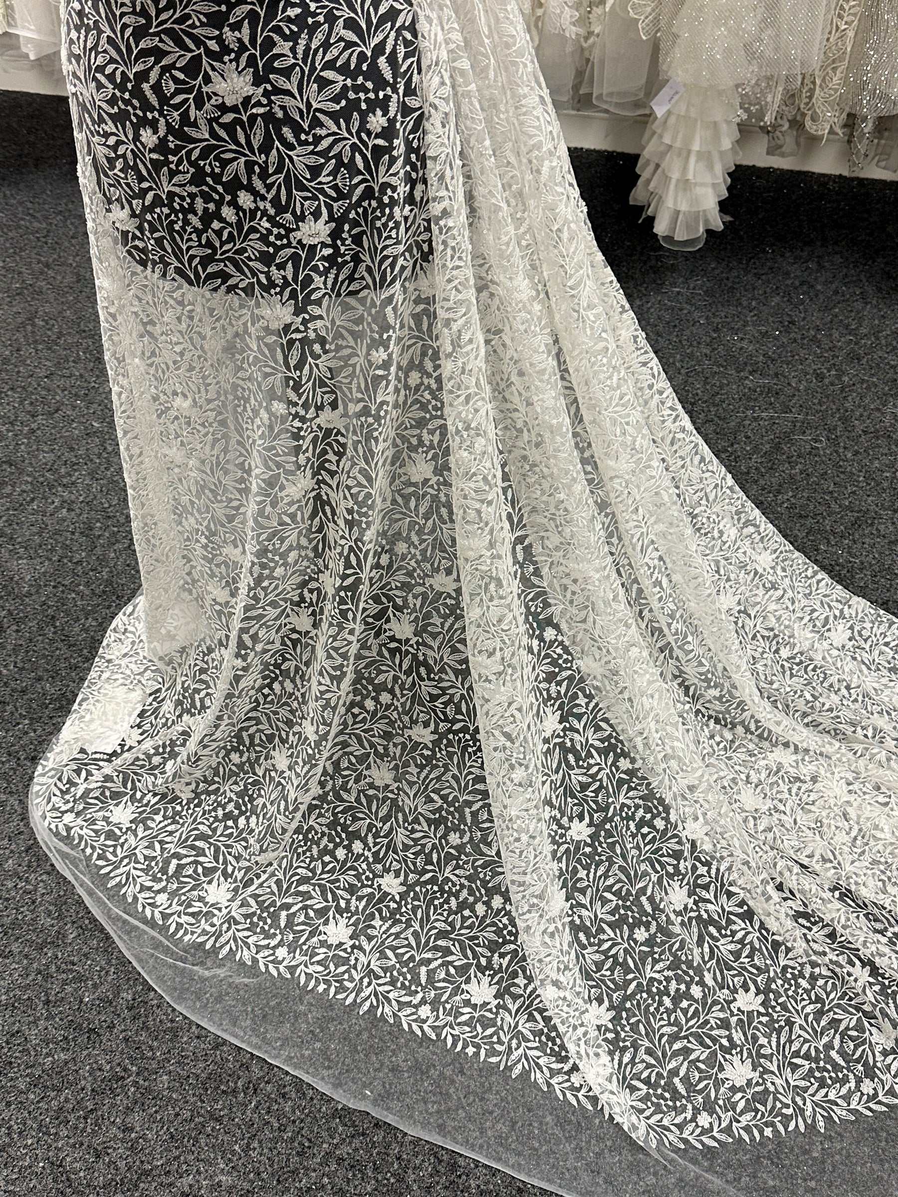 Dentelle brodée de perles ivoire - Minka 