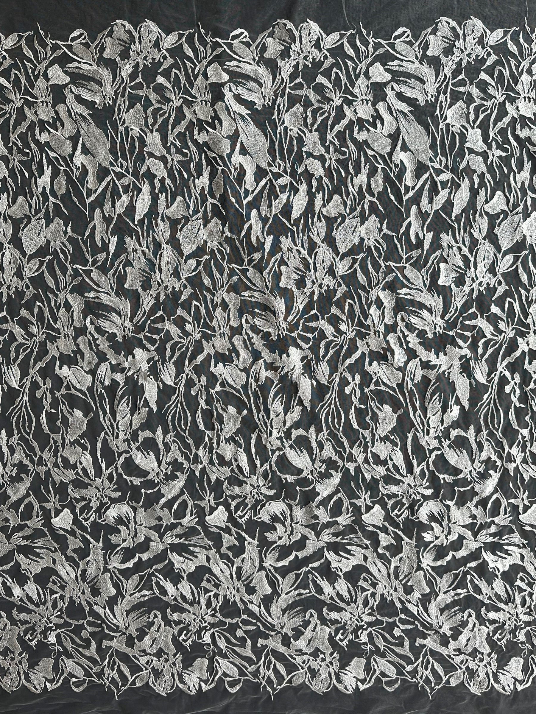 Dentelle brodée ornée de sequins ivoire - EB3026