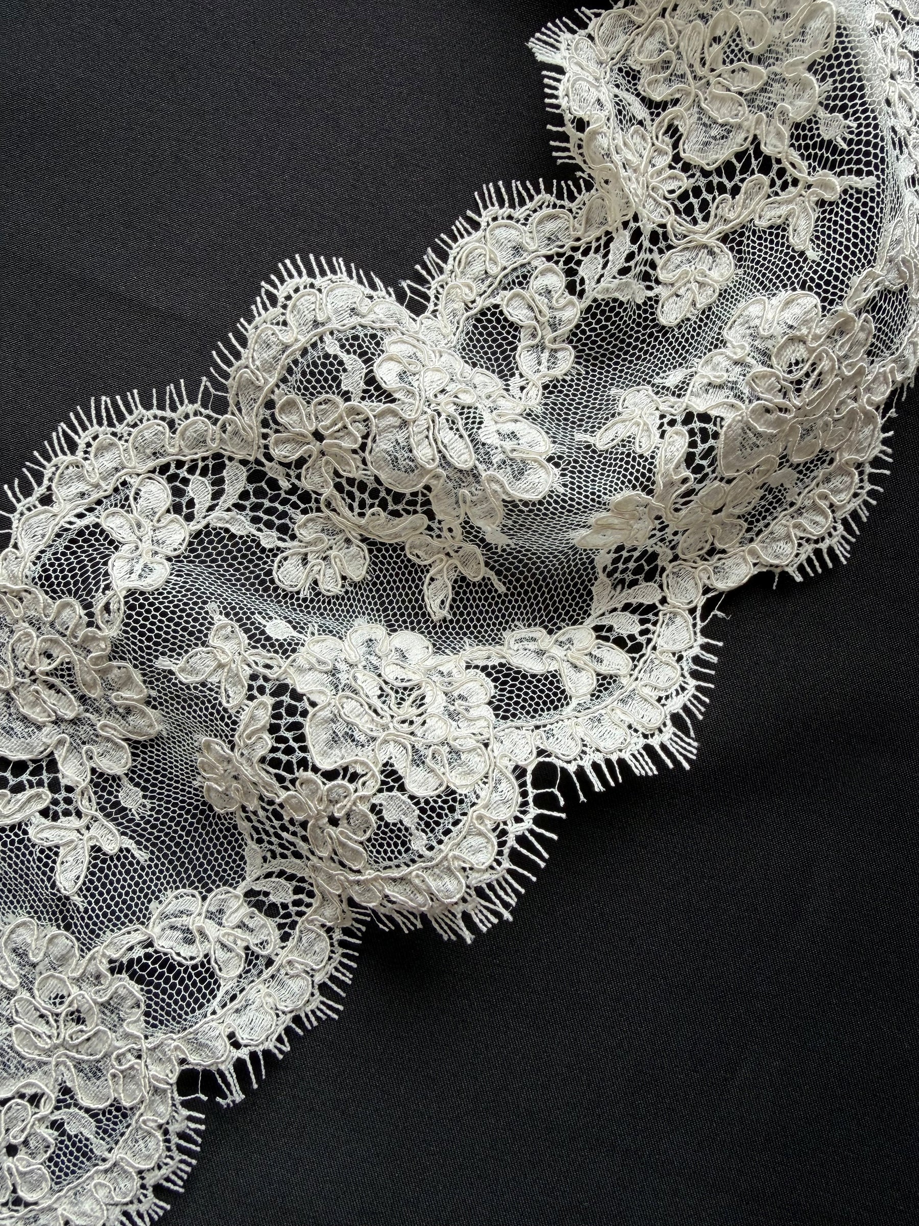 Bordure de dentelle Chantilly ivoire - Danu