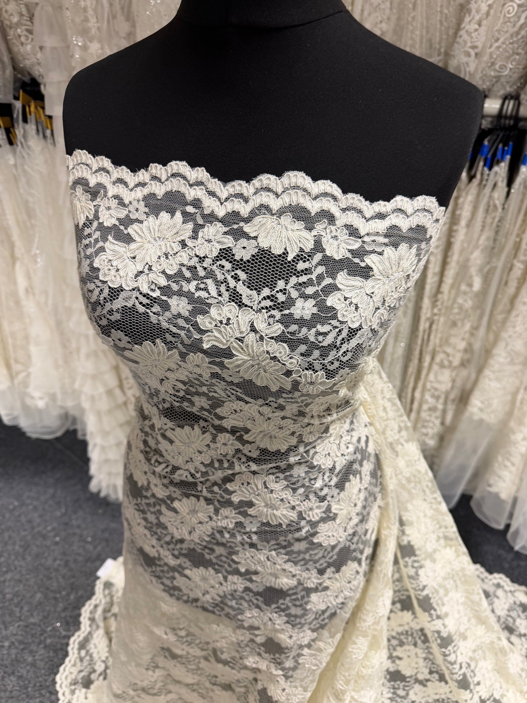 Dentelle de mariée cordée ivoire foncé - P379
