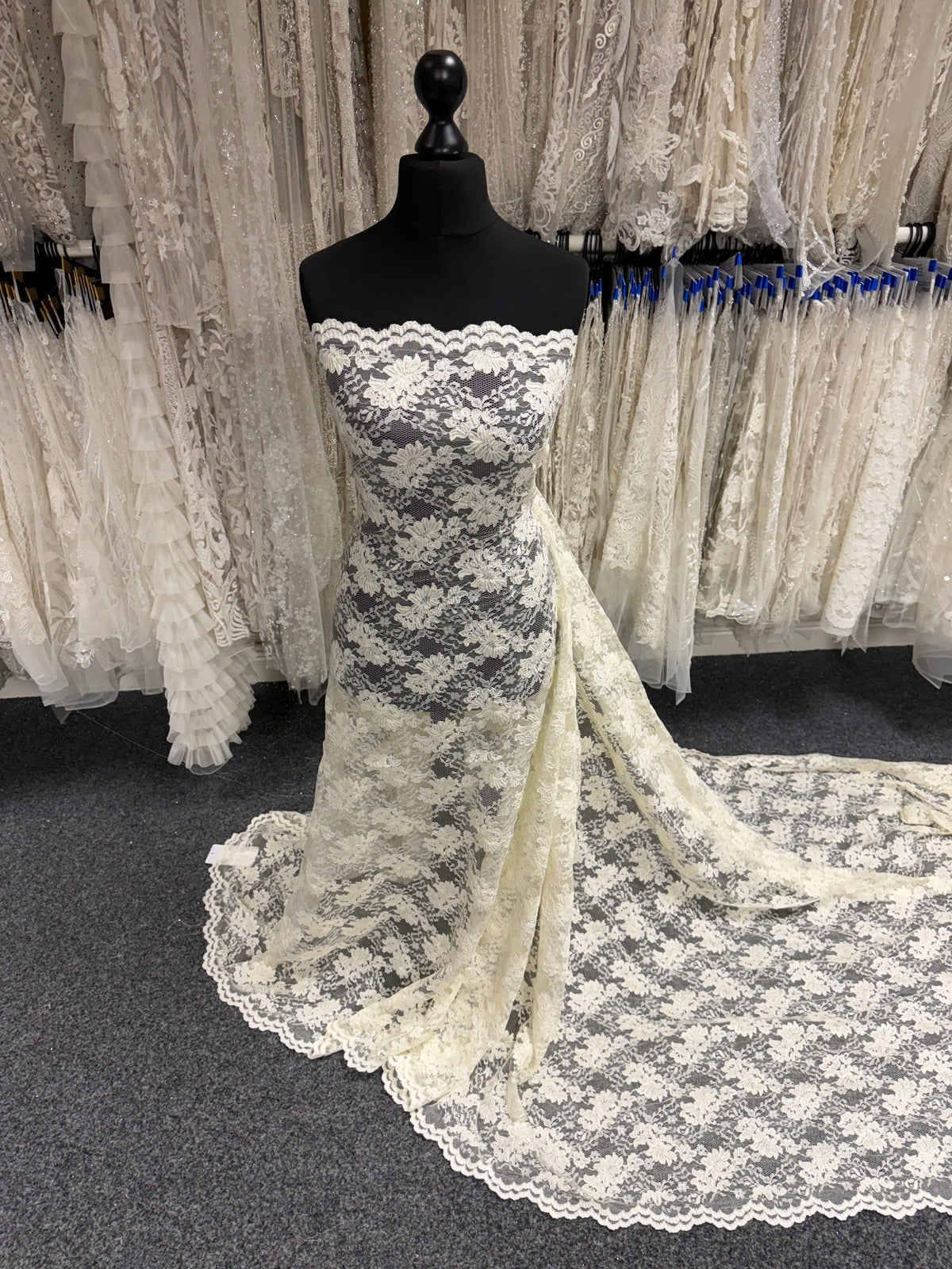 Dentelle de mariée cordée ivoire foncé - P379