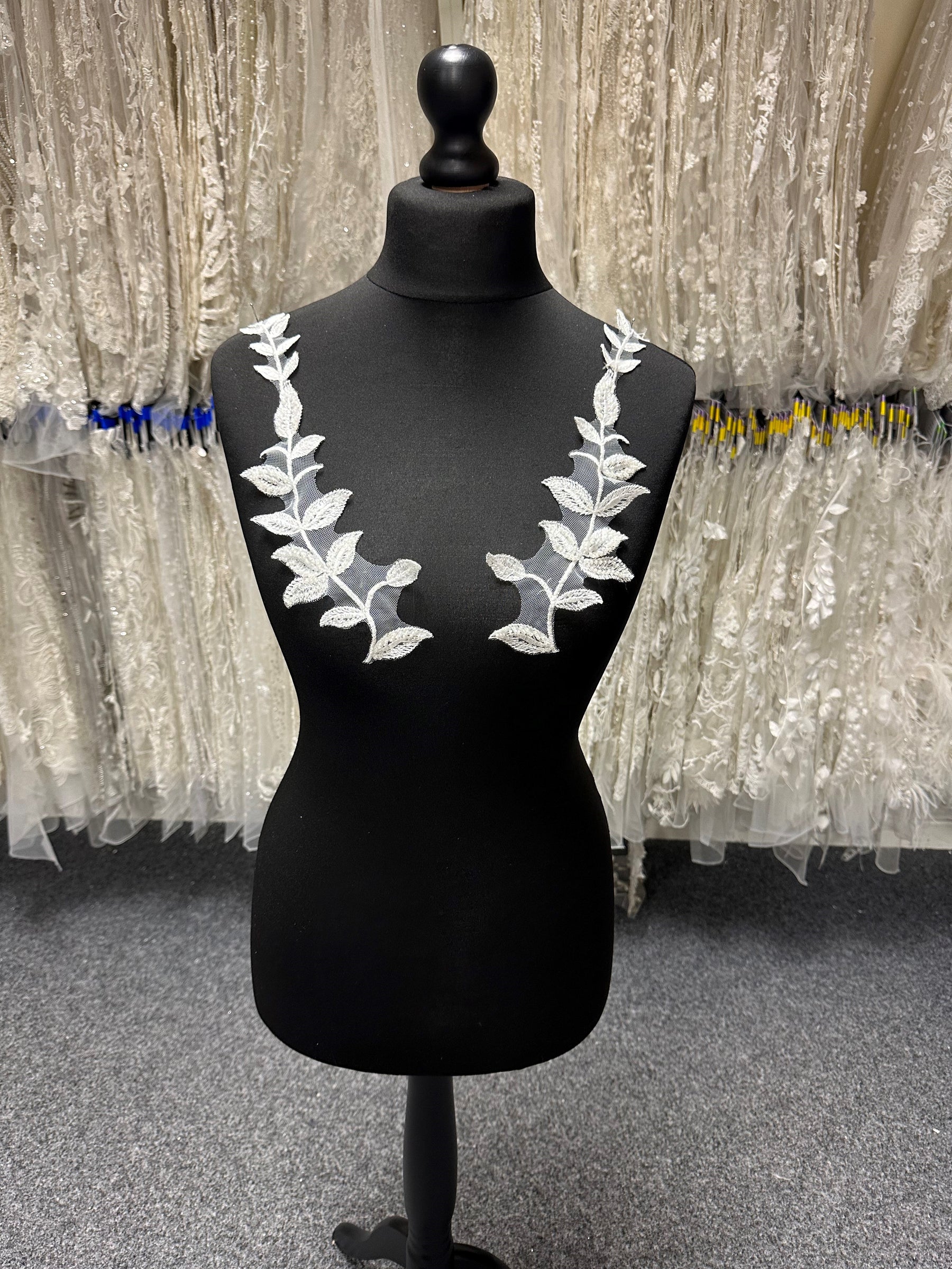 Appliques en dentelle brodée de perles ivoire - Dudgeon