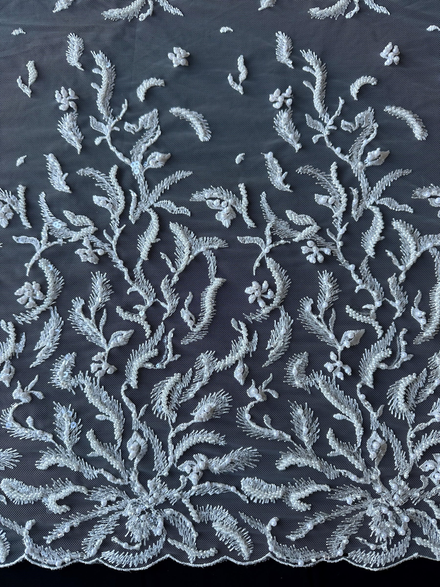 Oreiller en dentelle perlée ivoire