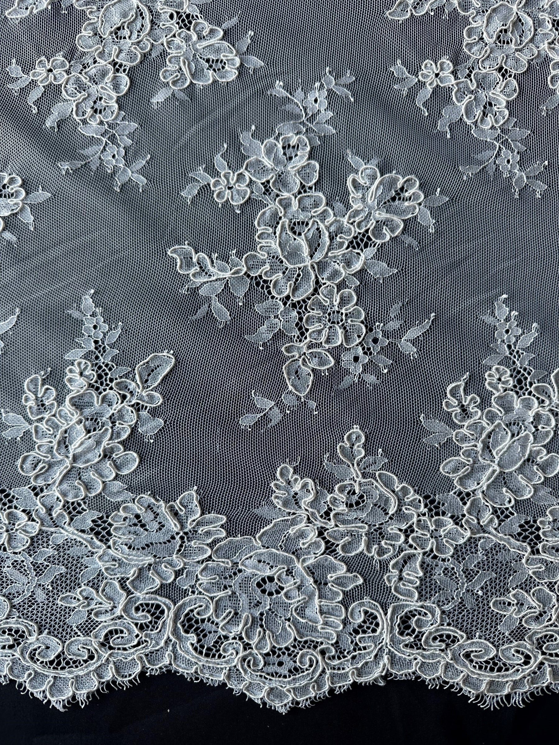 Dentelle cordée ivoire – Professeur