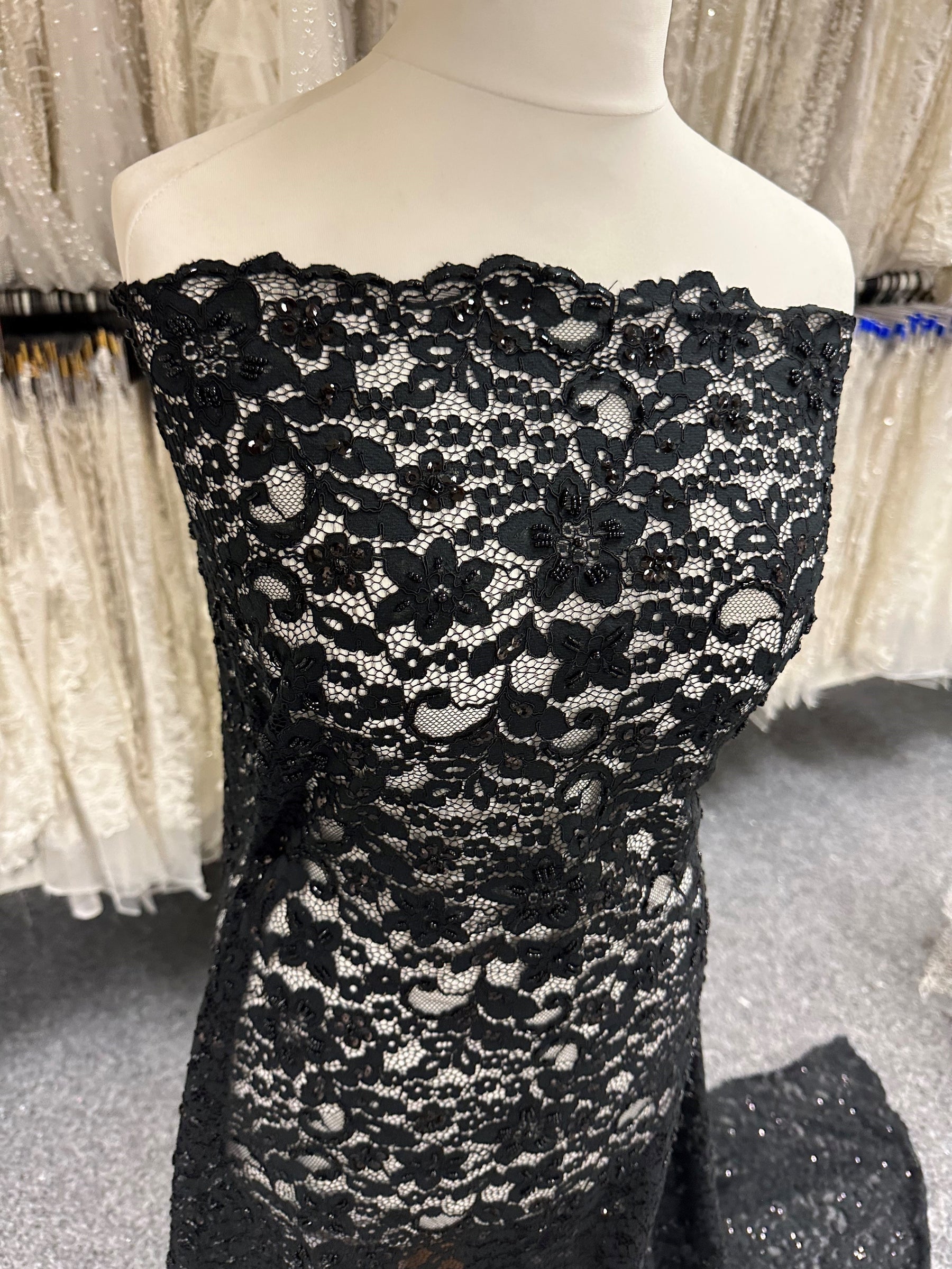 Dentelle noire perlée et cordée - Autriche