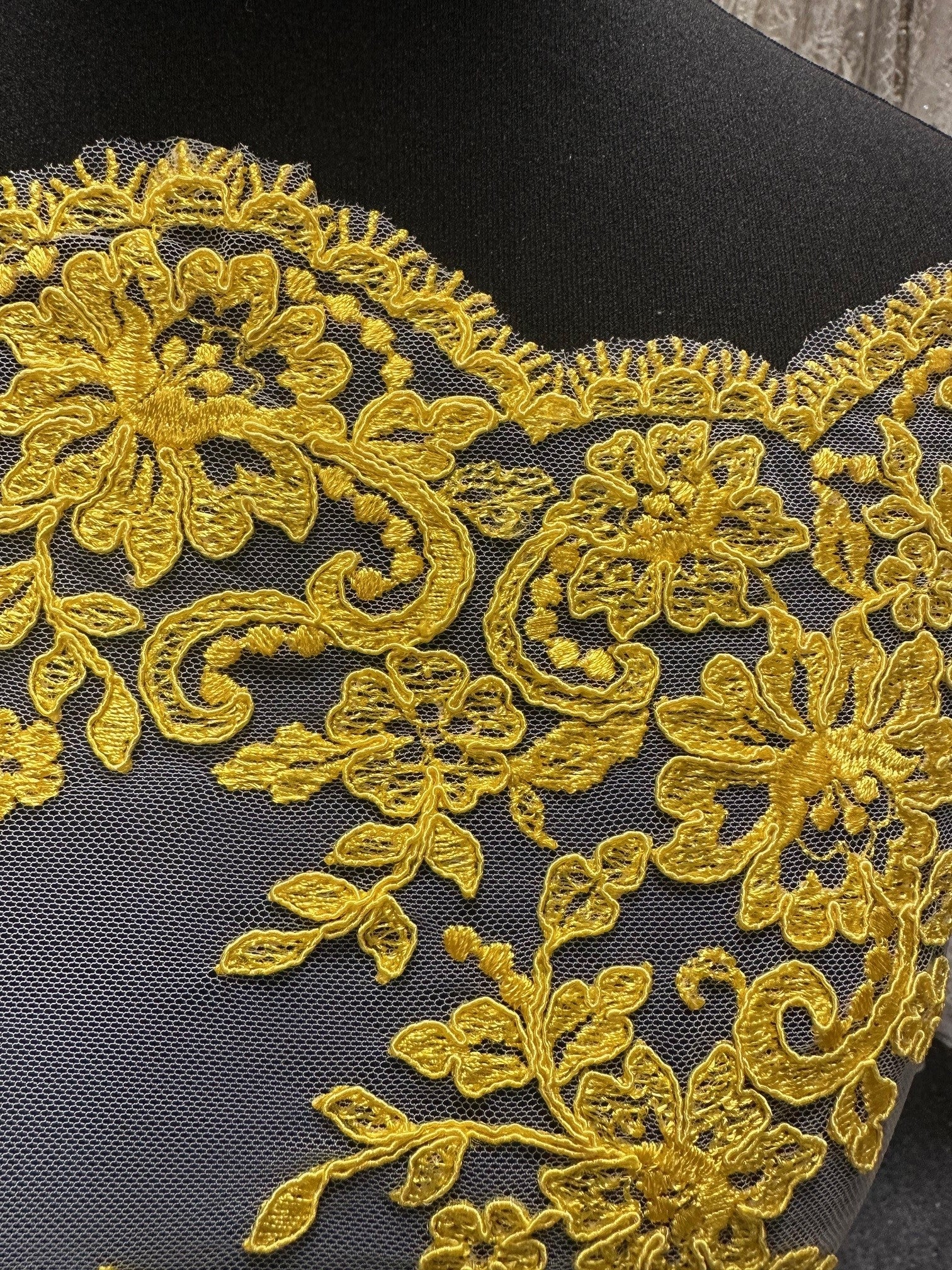 Dentelle jaune - Adele.