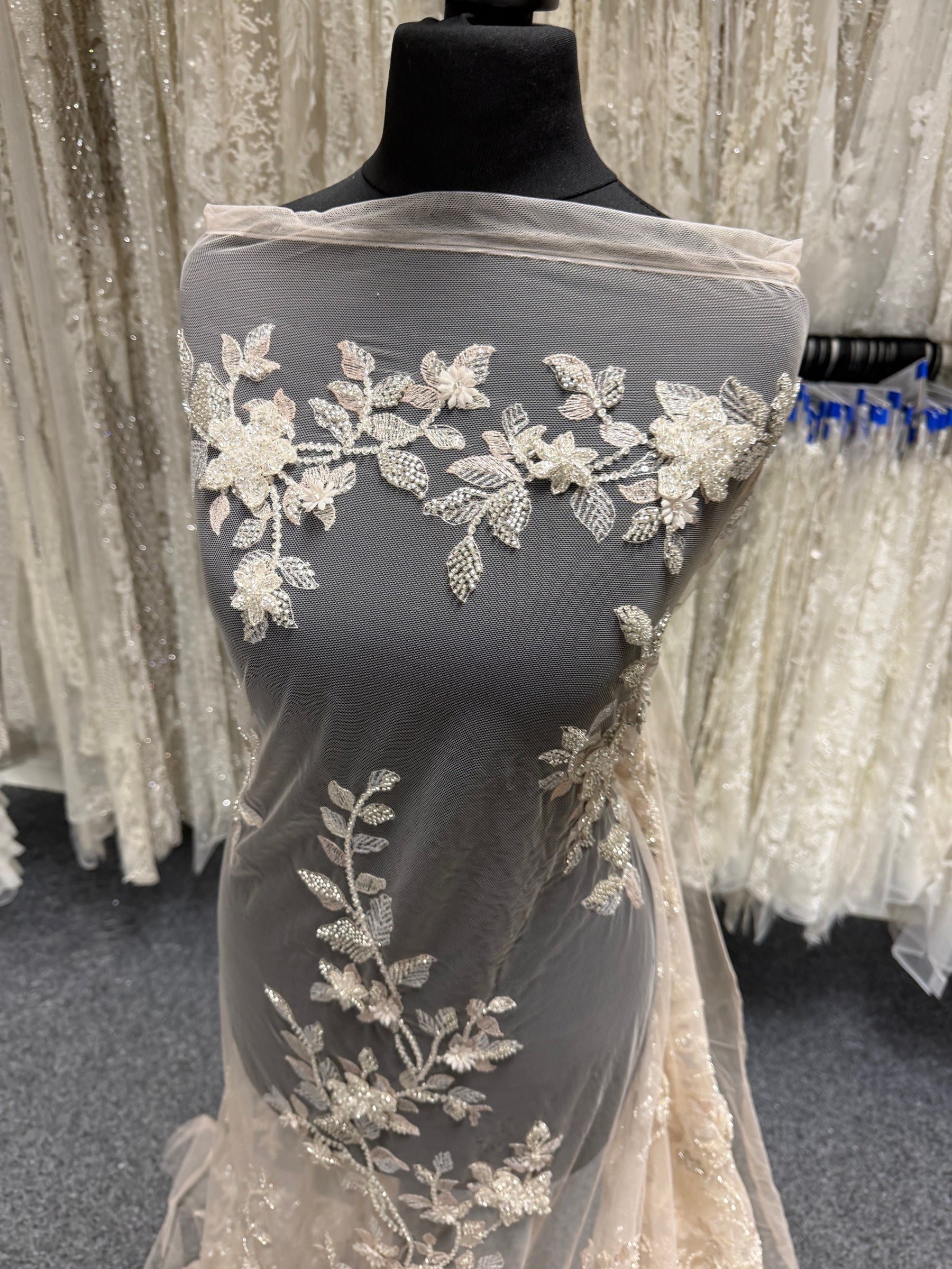 Tulle clair brodé de perles argentées - EB1105