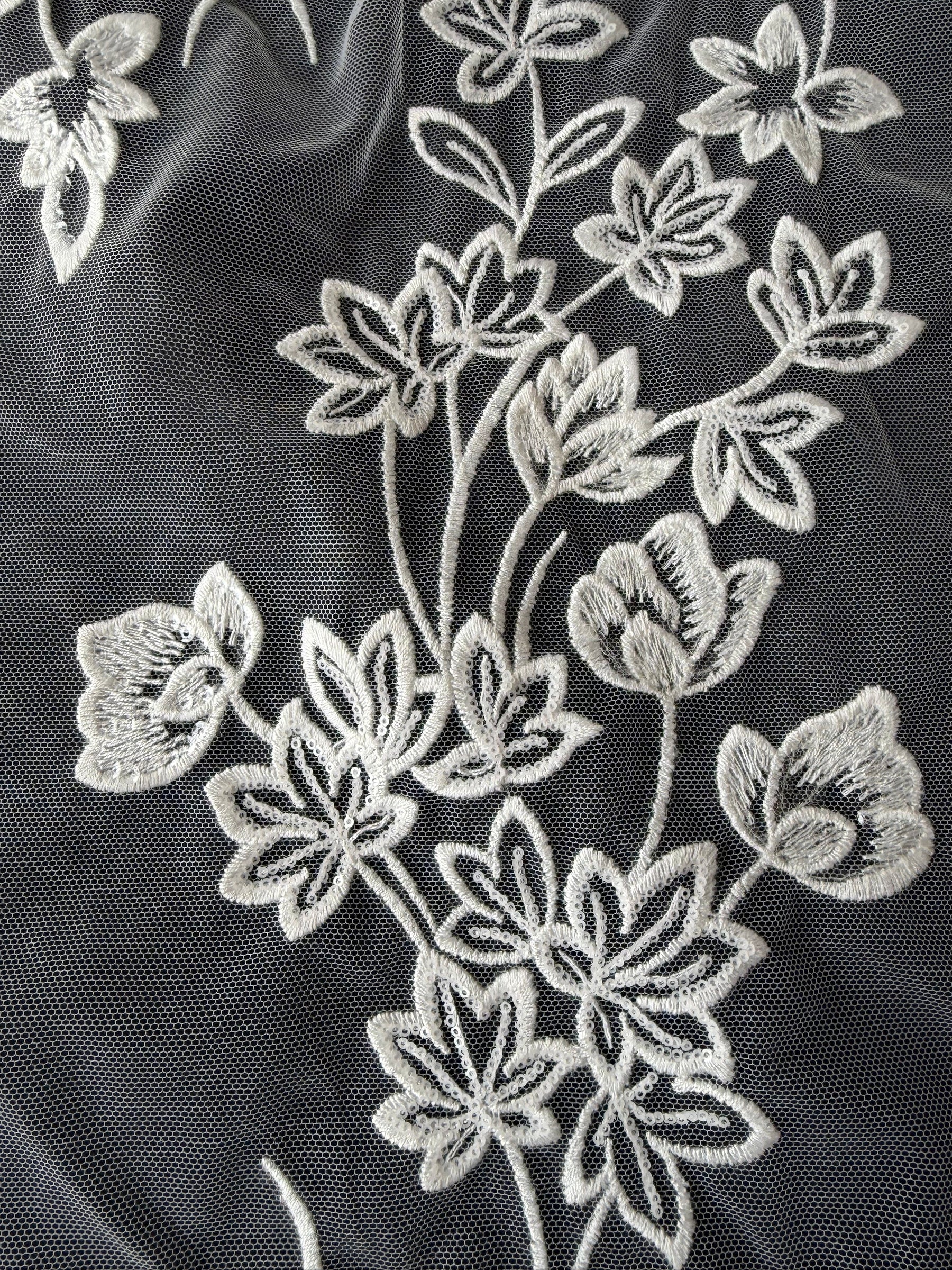 Dentelle brodée de sequins ivoire - EB3035