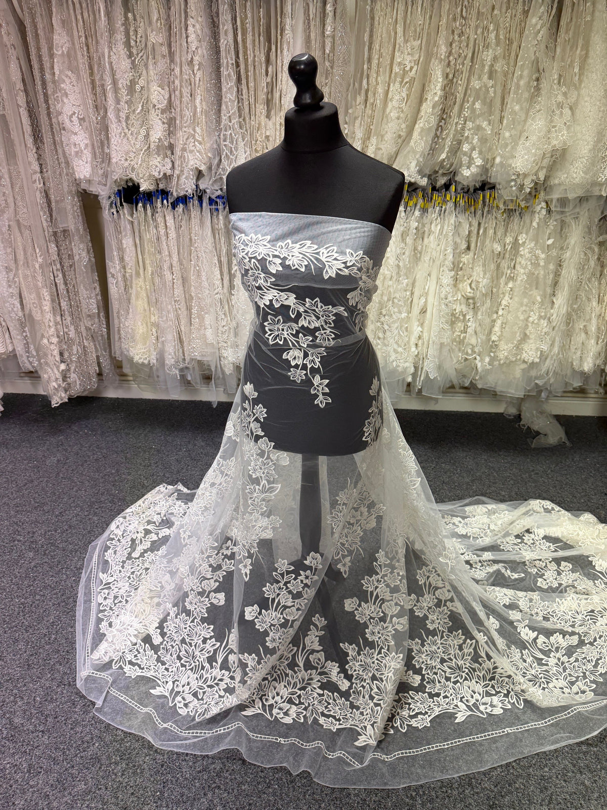 Dentelle brodée de sequins ivoire - EB3035