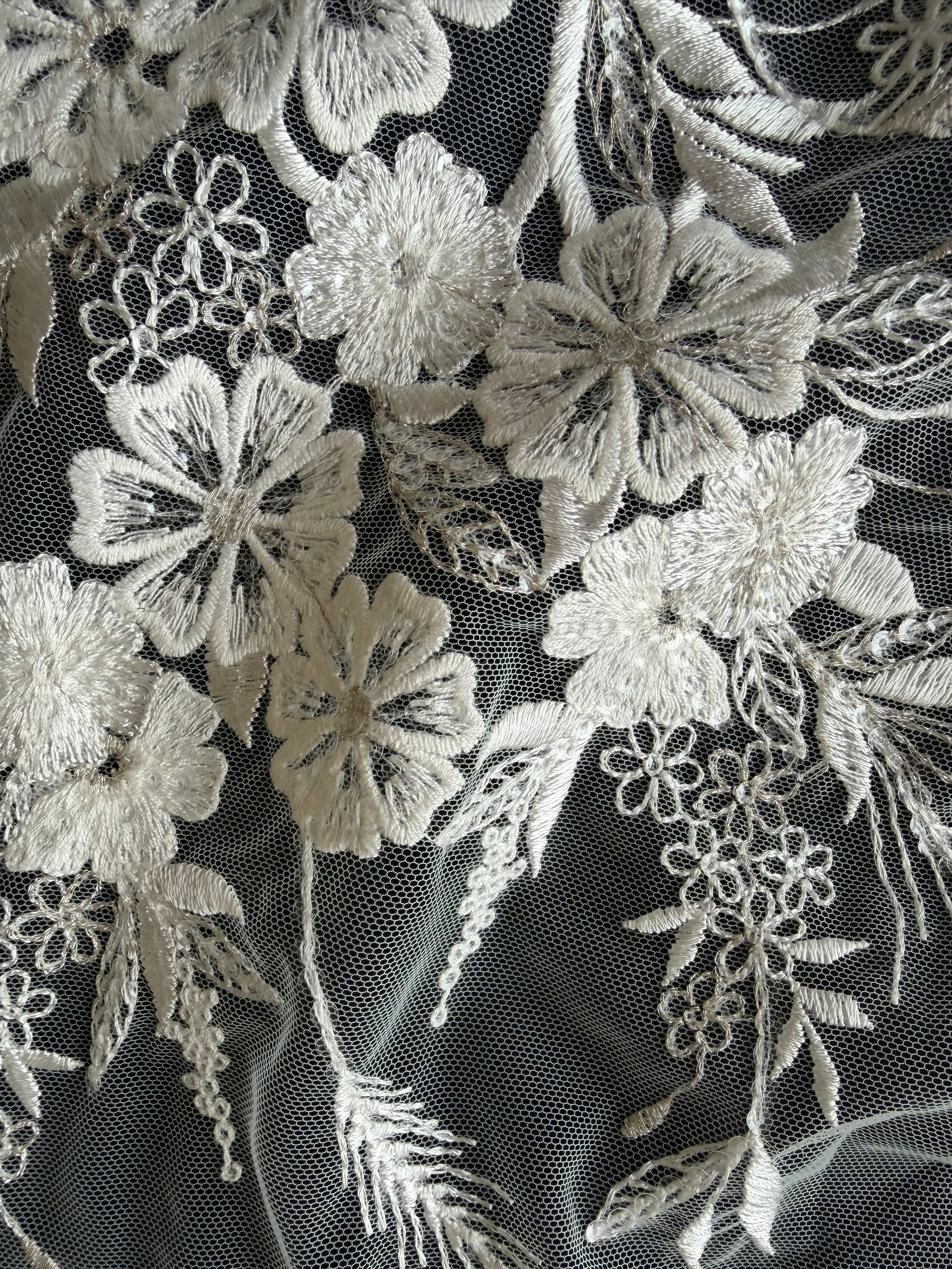 Dentelle brodée de sequins ivoire - EB3036