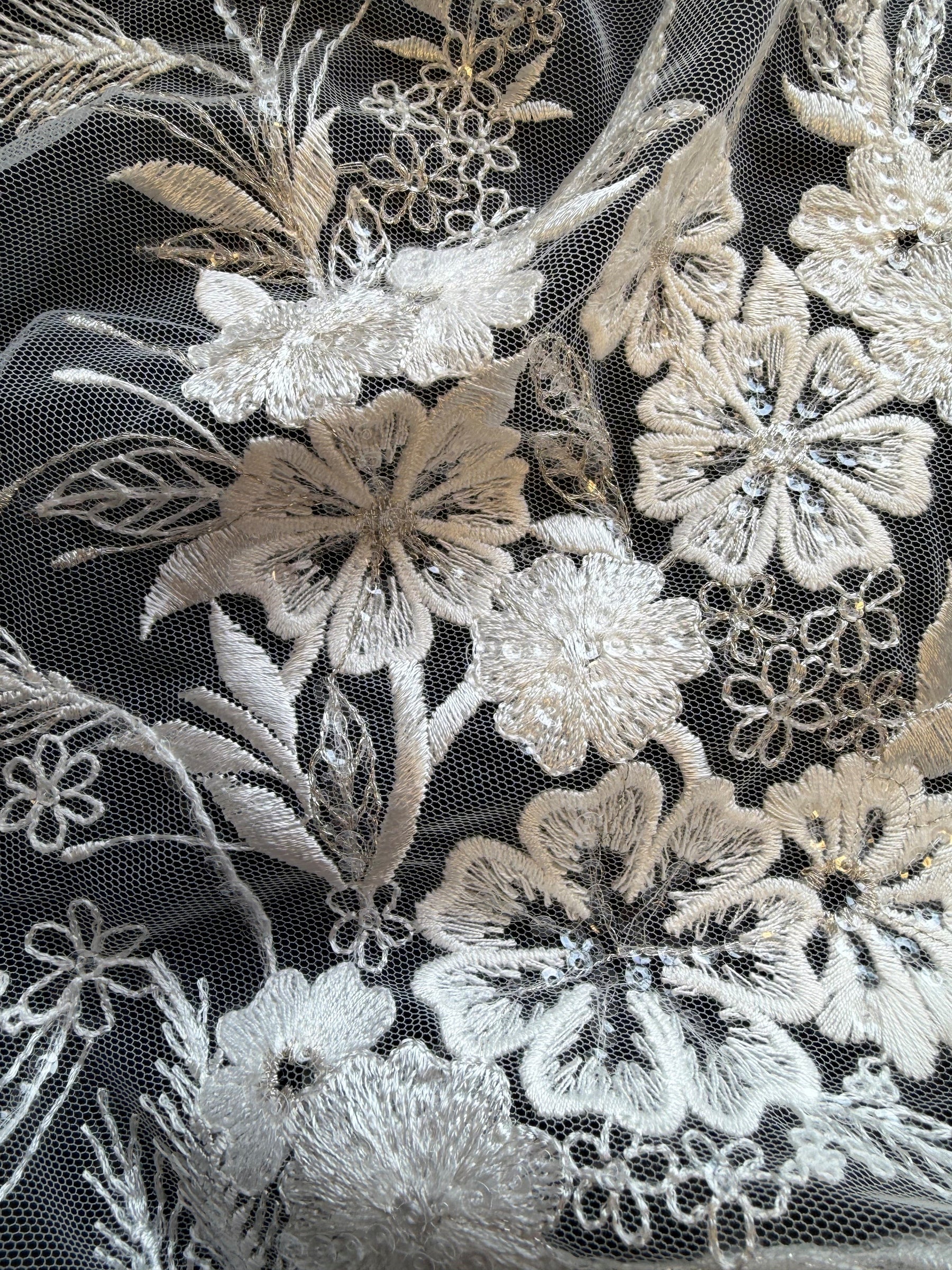 Dentelle brodée de sequins ivoire - EB3036