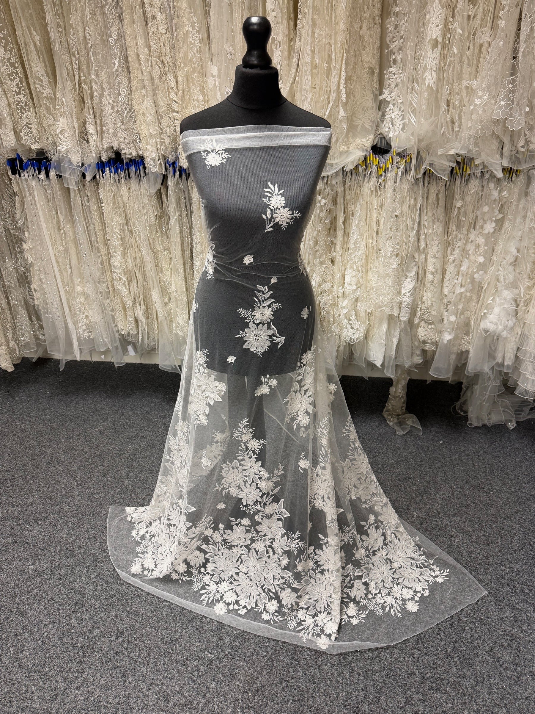 Dentelle brodée de sequins ivoire - EB3041