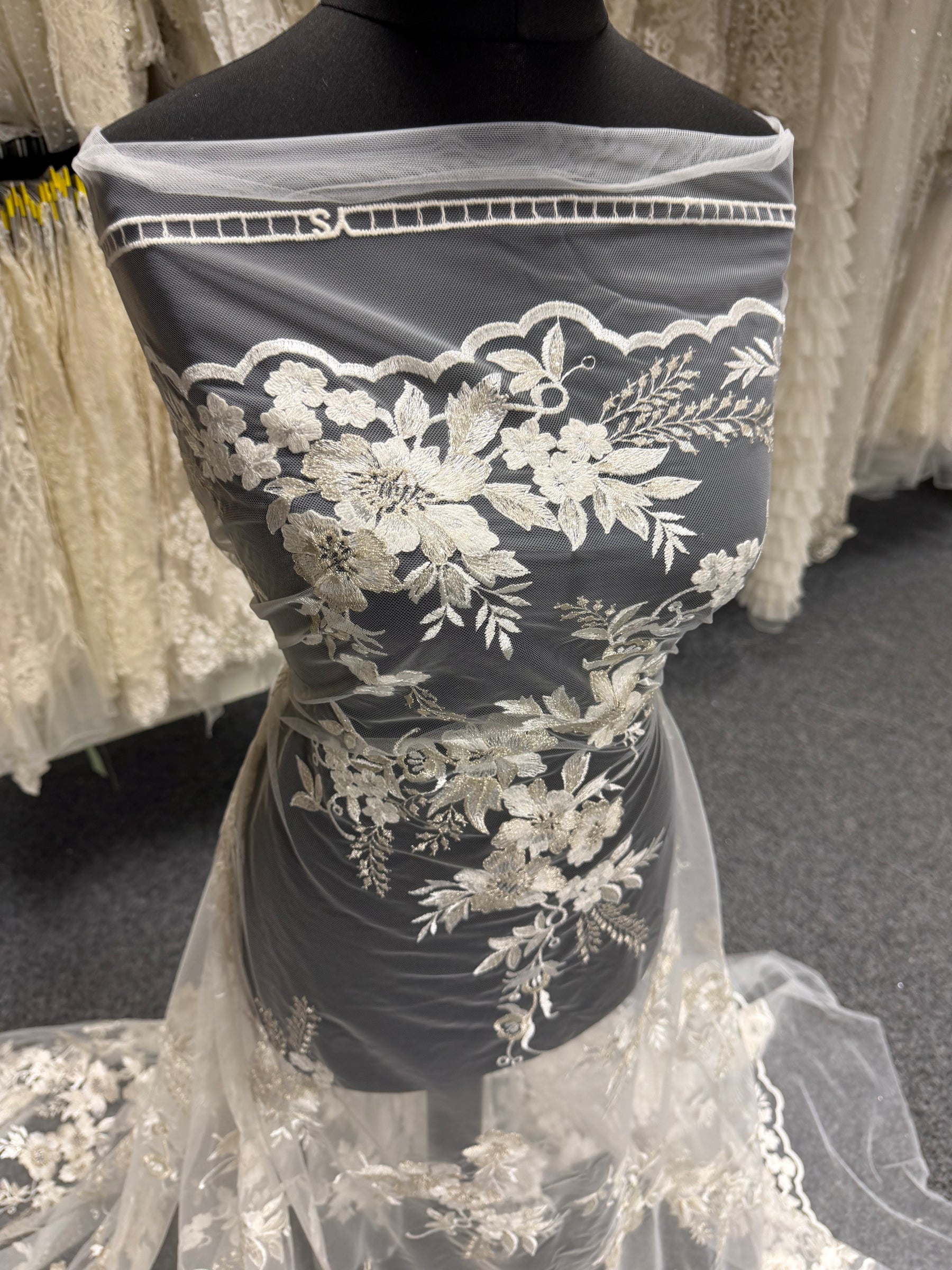 Dentelle brodée de sequins ivoire - EB3044