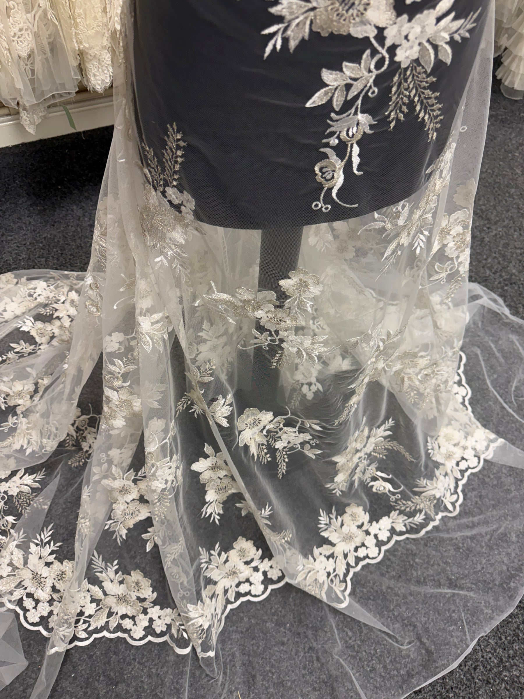 Dentelle brodée de sequins ivoire - EB3044