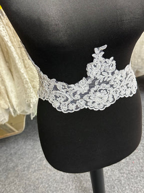 Bordure en dentelle blanche perlée et cordée - Noisy