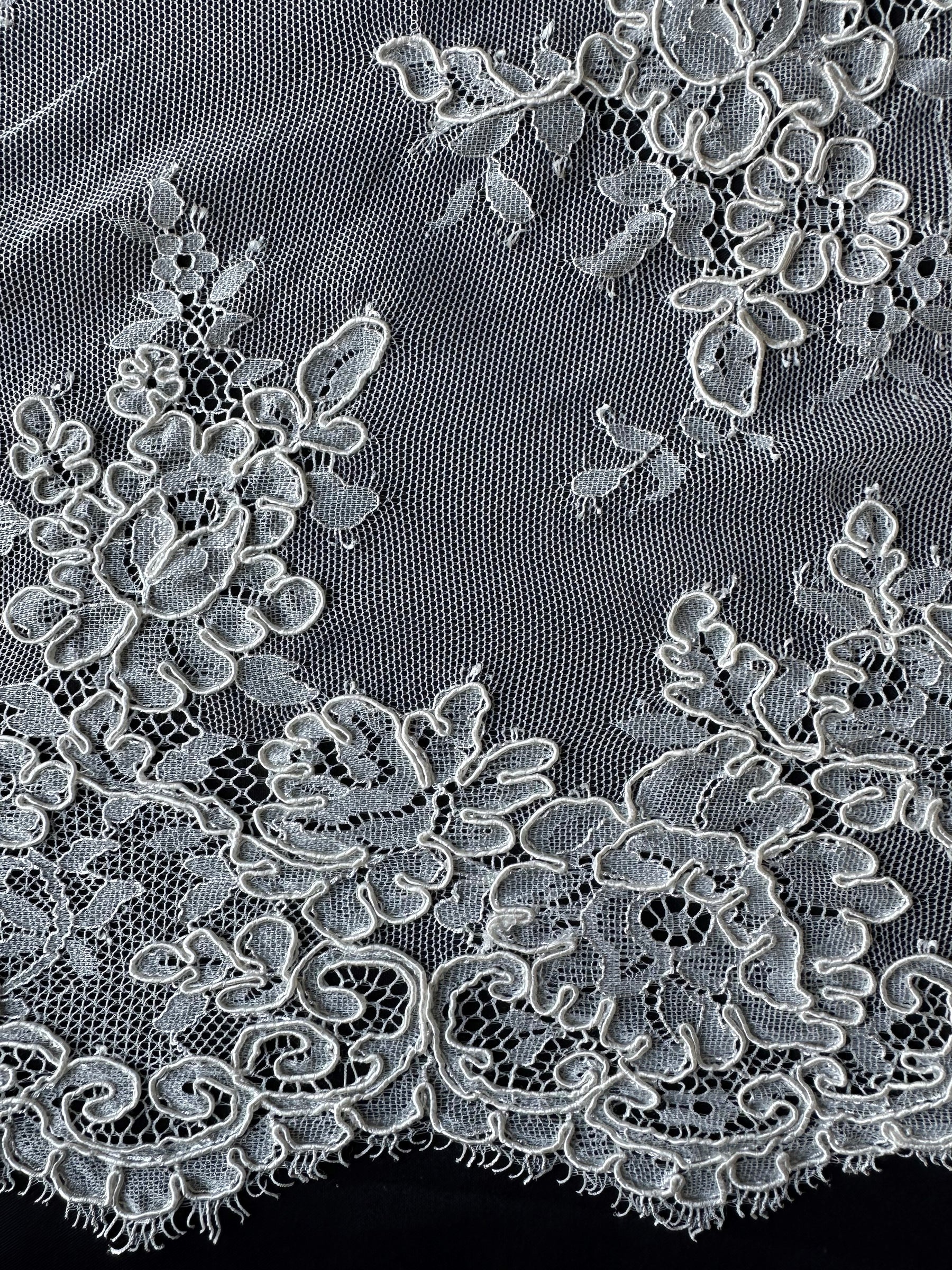 Dentelle cordée ivoire – Professeur