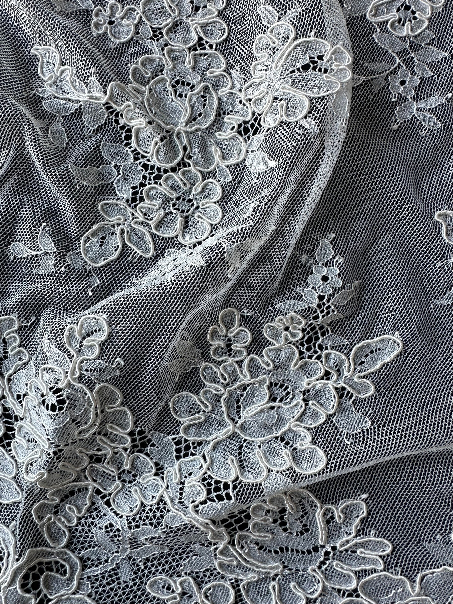 Dentelle cordée ivoire – Professeur