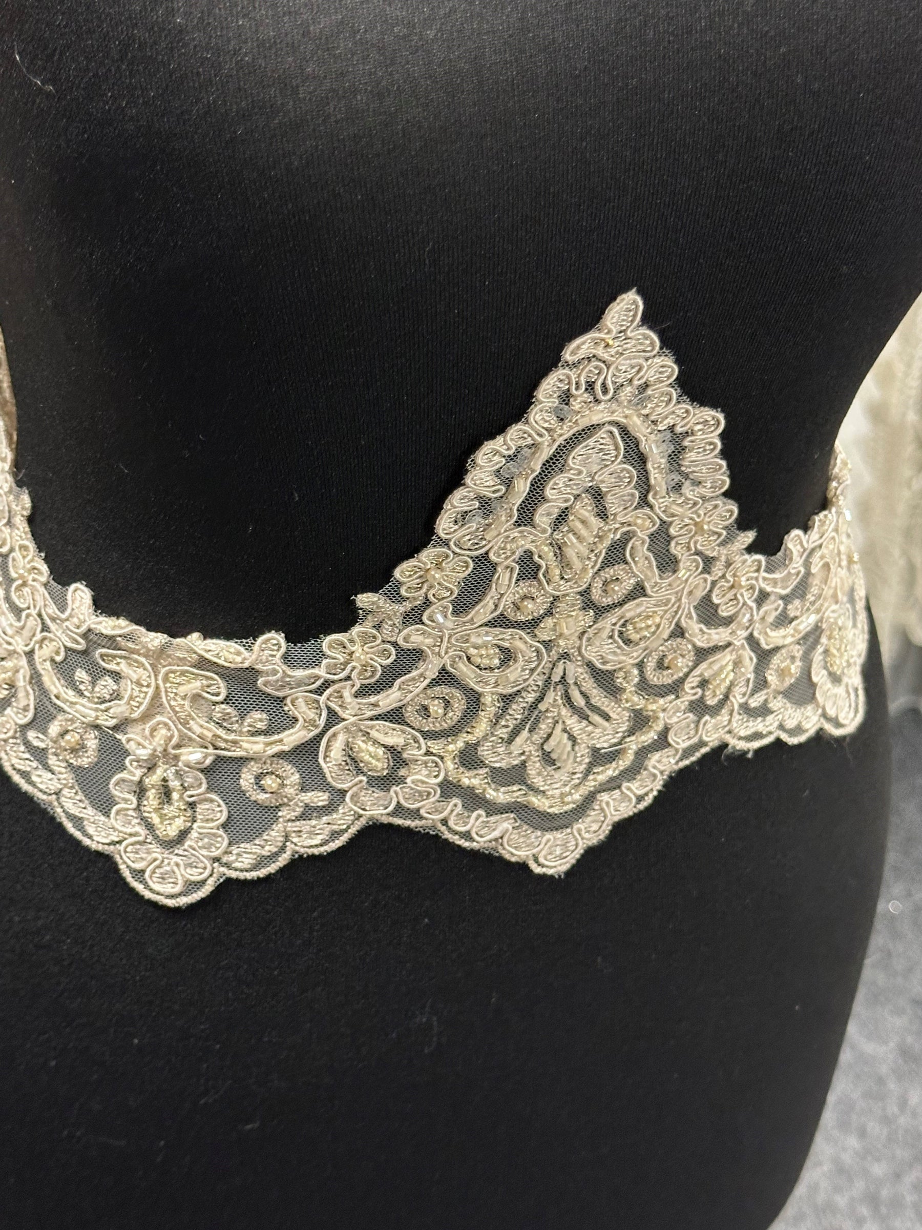 Bordure en dentelle perlée ivoire - Zigguart