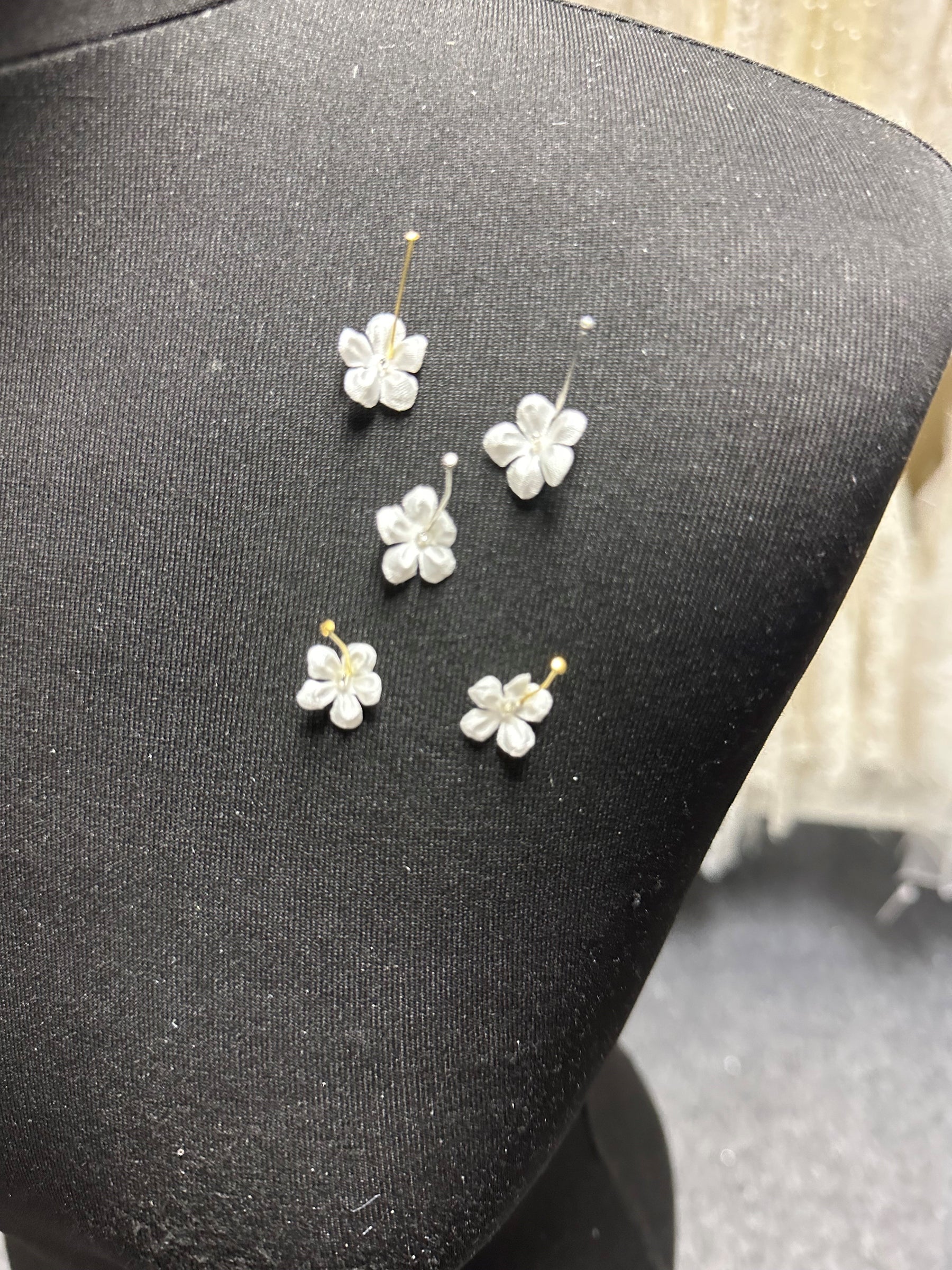 Fleurs en satin ivoire pâle - M14 (Sachet de 144)