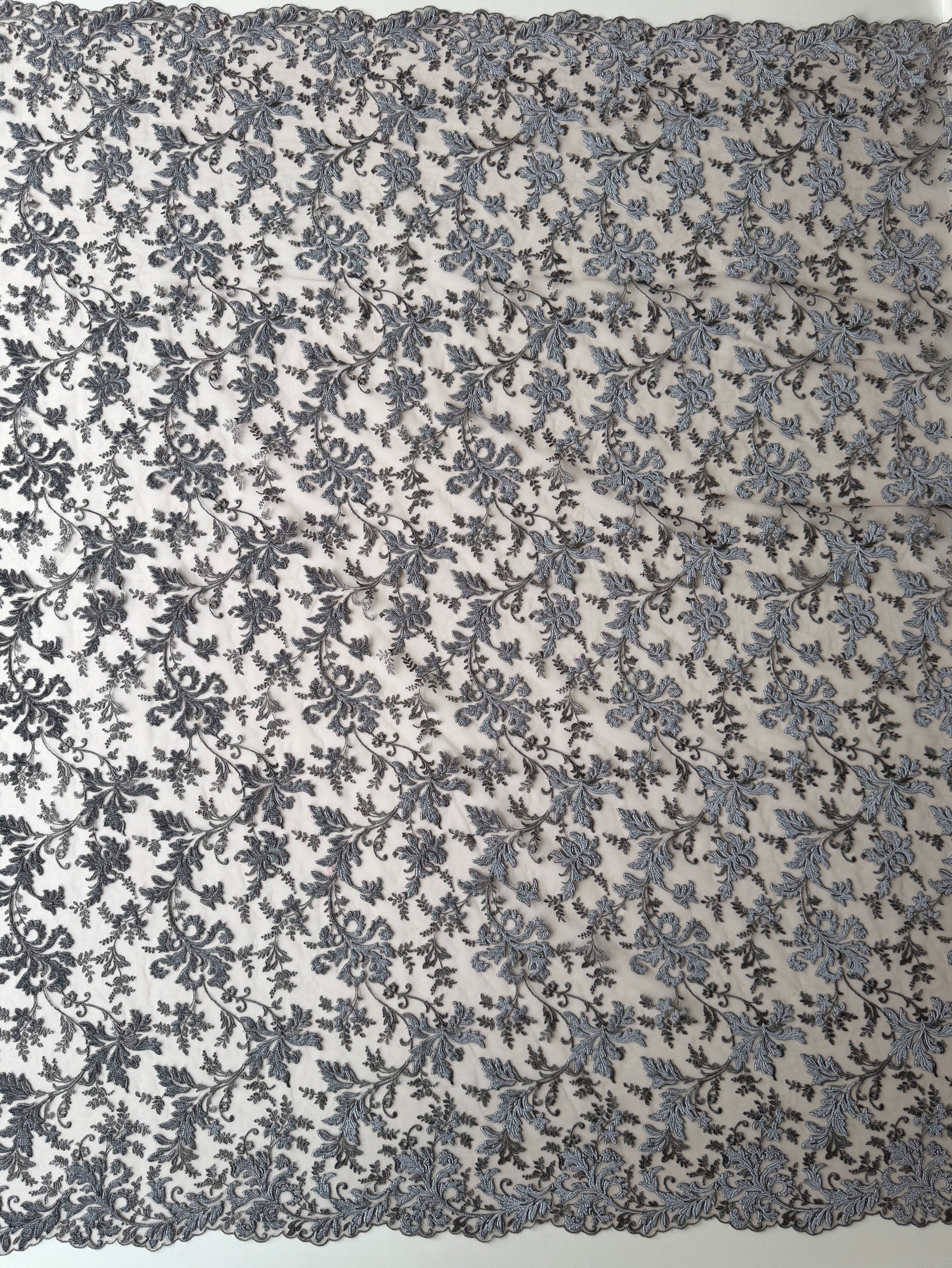 Dentelle brodée en velours gris - Madina
