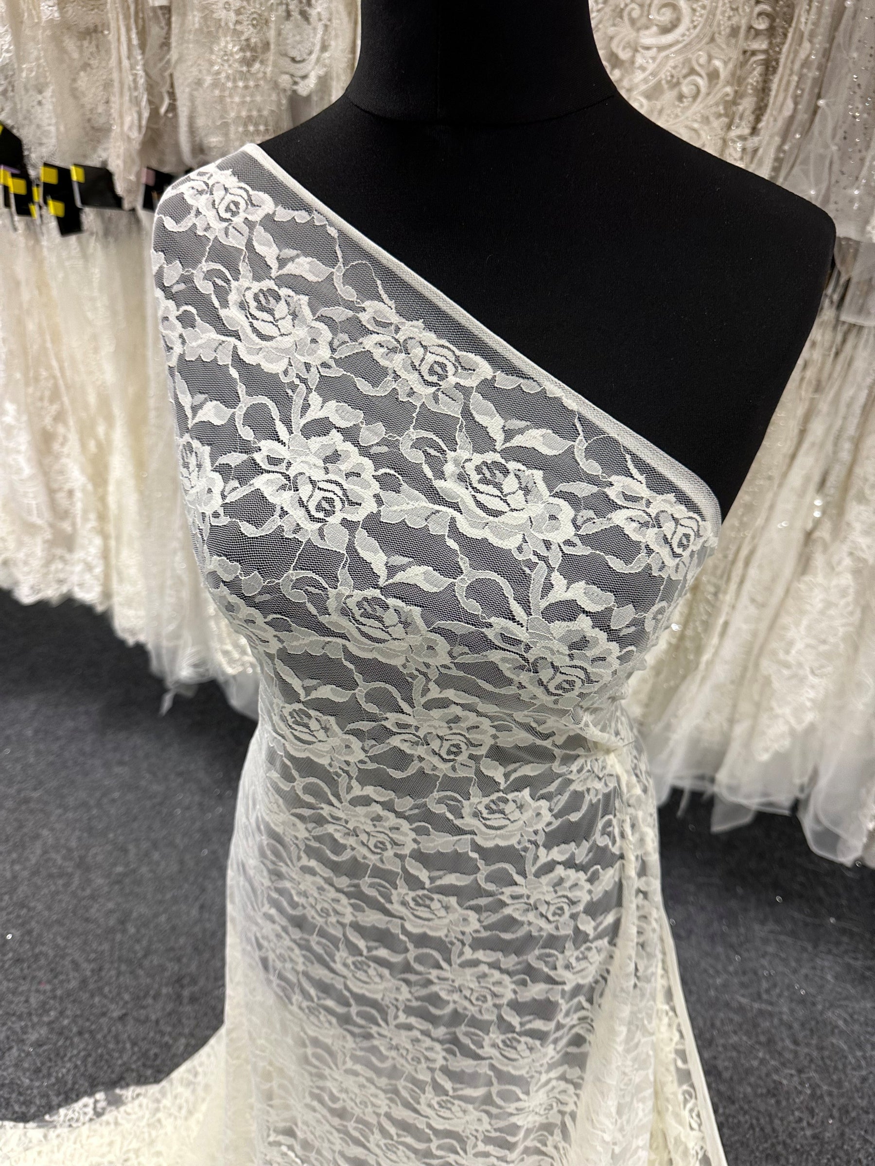 Dentelle extensible ivoire Raschel – Matina