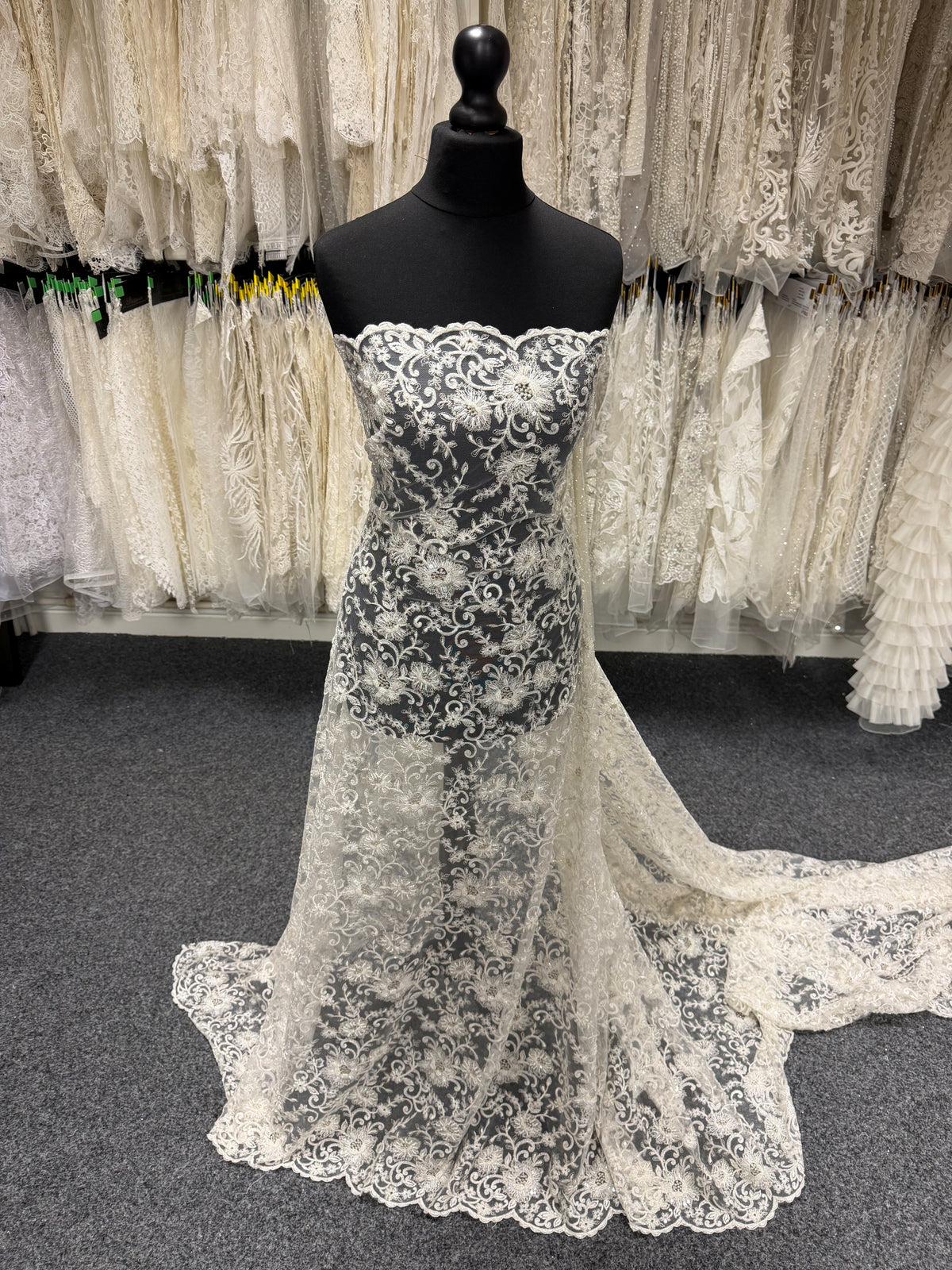 Dentelle perlée ivoire - P992