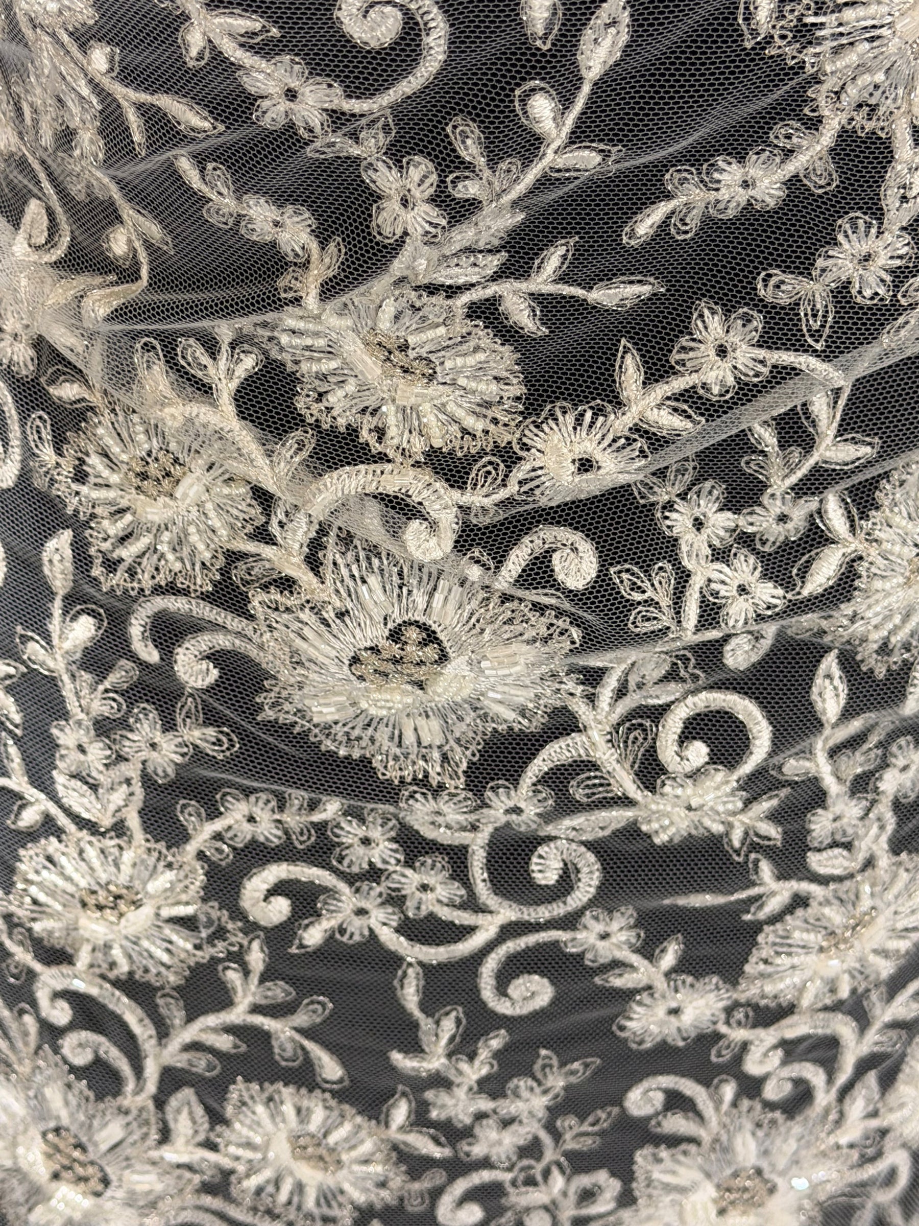 Dentelle perlée ivoire - P992