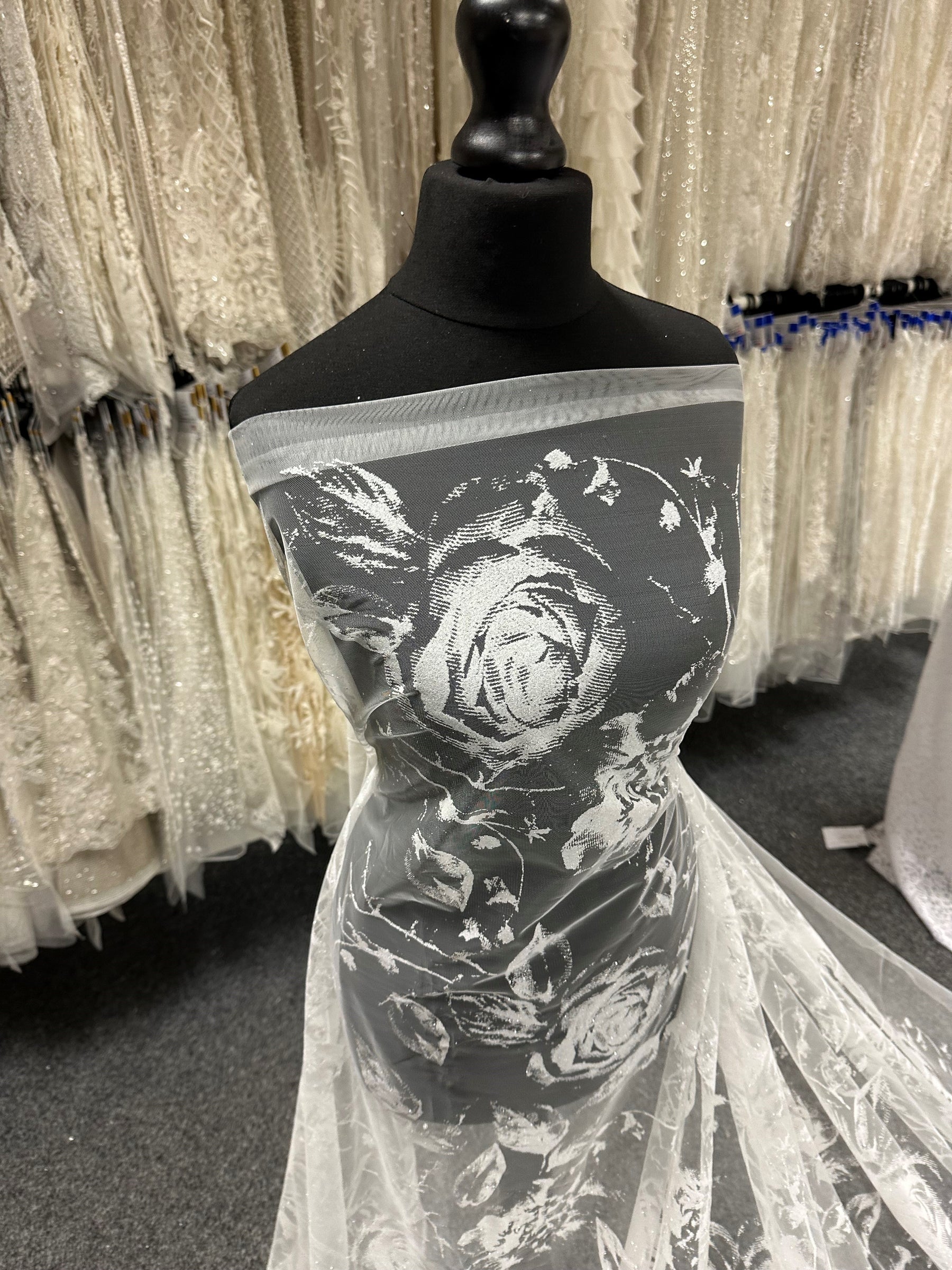 Dentelle ivoire pailletée - Aiguille