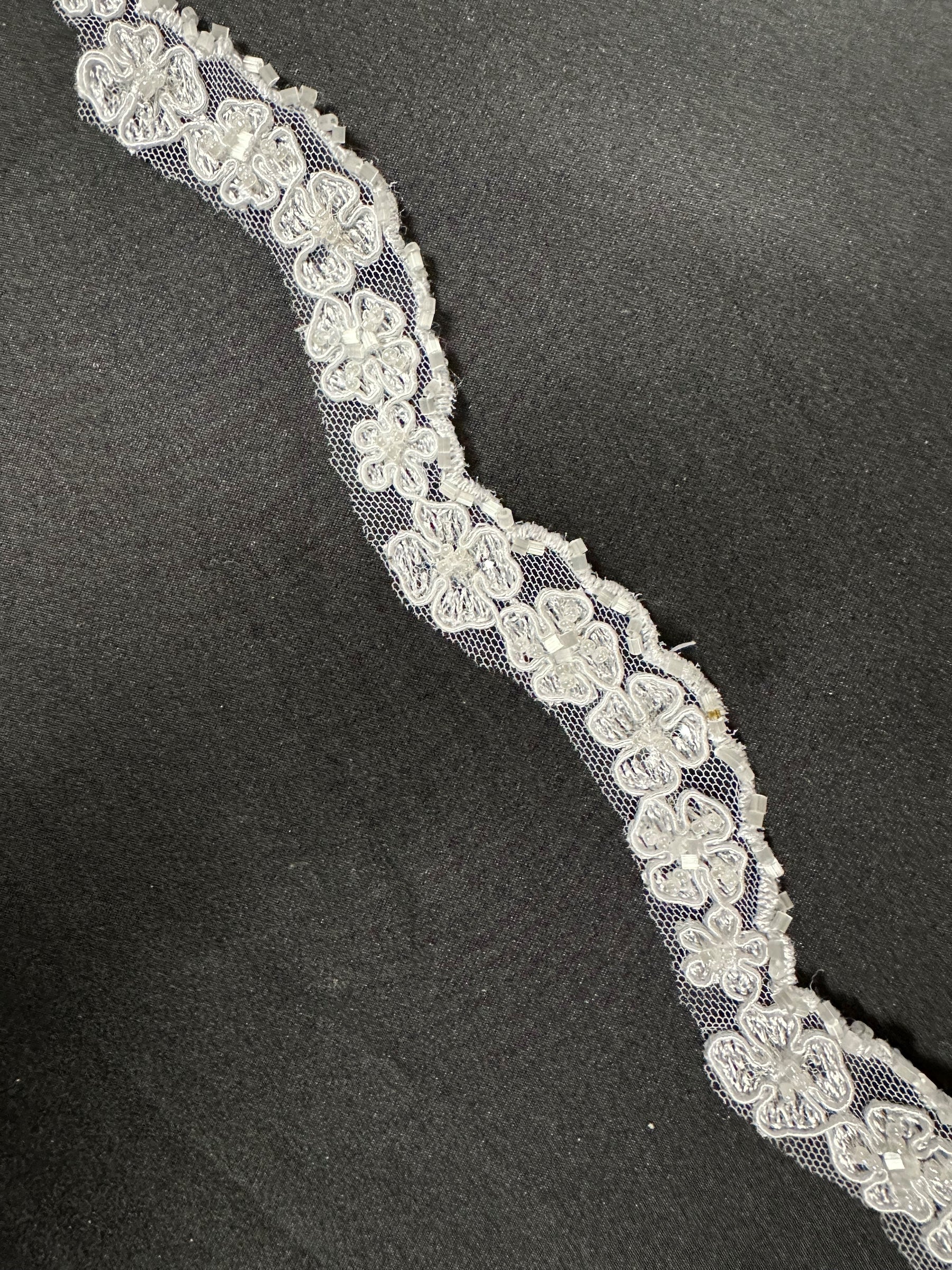 Bordure en dentelle blanche perlée et cordée - T 457 (CF)