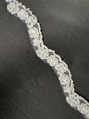 Bordure en dentelle blanche perlée et cordée - T 457 (CF)