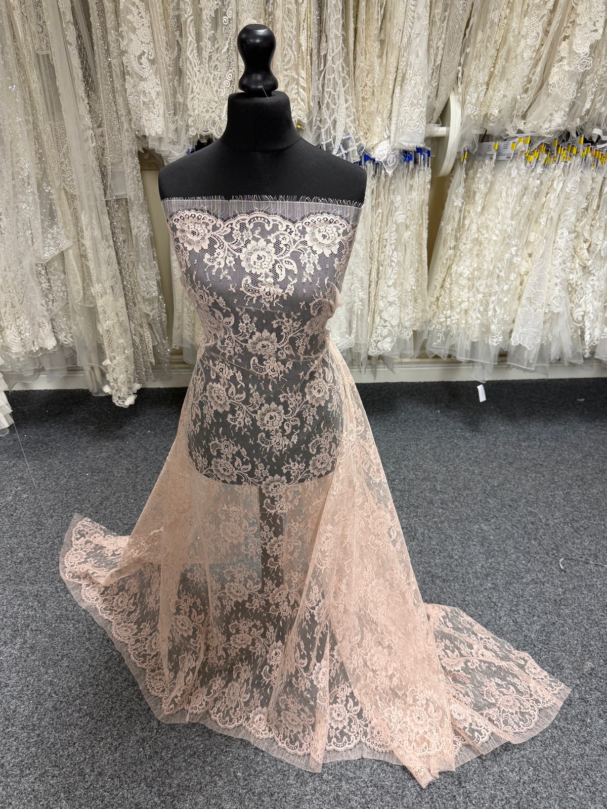 Dentelle Chantilly rose foncé - P205