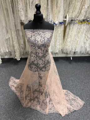 Dentelle Chantilly rose foncé - P205