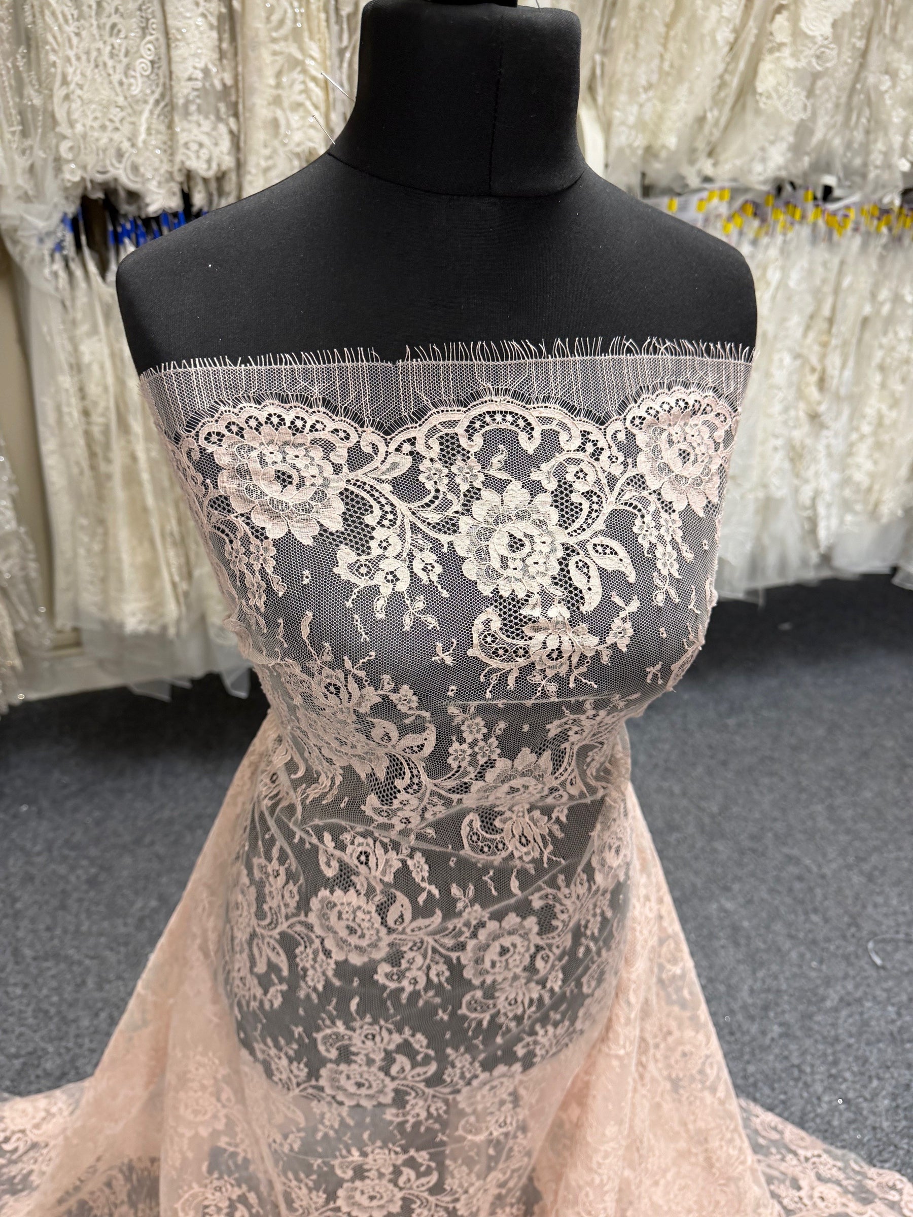 Dentelle Chantilly rose foncé - P205