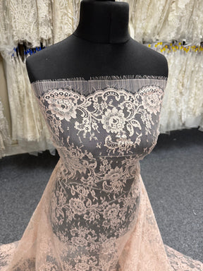 Dentelle Chantilly rose foncé - P205