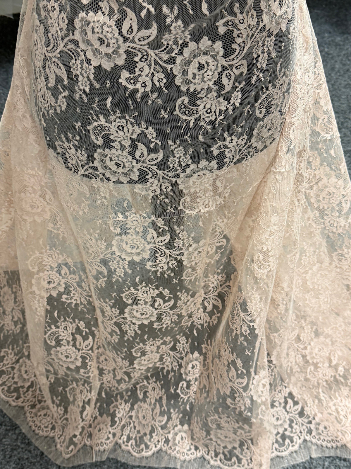 Dentelle Chantilly rose foncé - P205