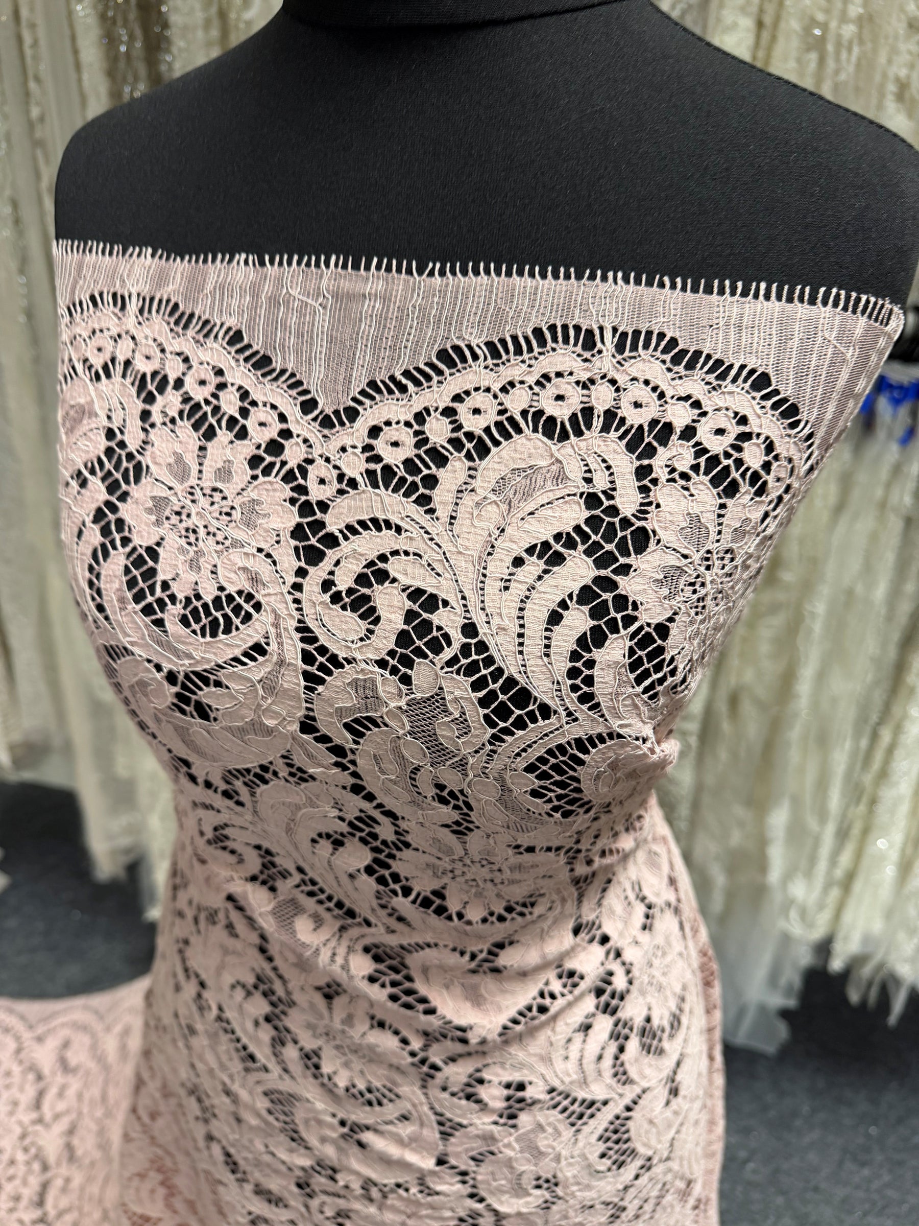 Dentelle Chantilly Rose - P244