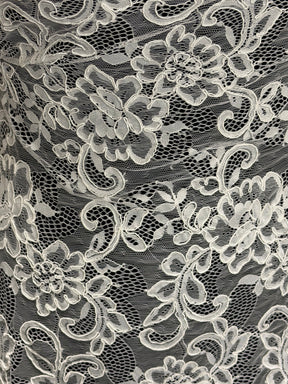 Dentelle cordée ivoire - P210