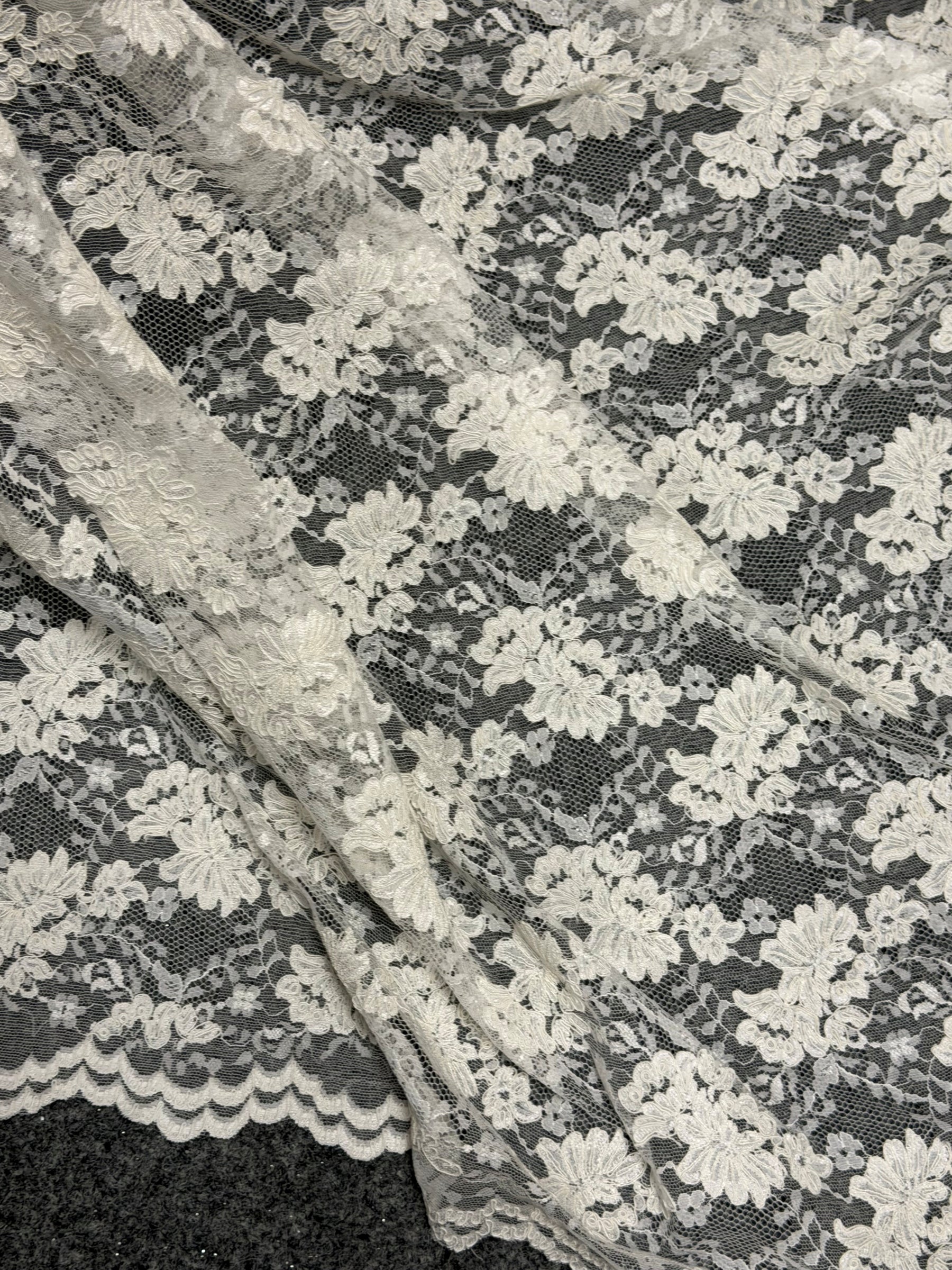 Dentelle de mariage ivoire pâle à cordon - P379