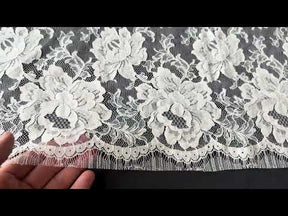 Dentelle de Chantilly ivoire - P180