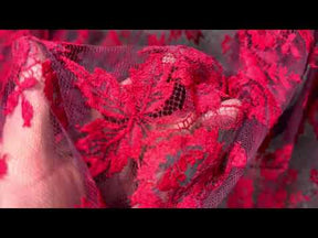Dentelle Chantilly Rouge sur Violette - P188