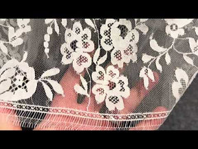 Dentelle de Chantilly ivoire - P182