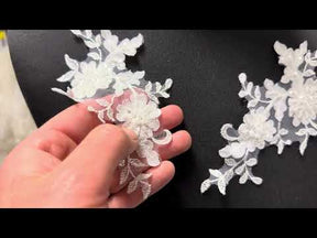 Appliques en dentelle perlée ivoire - T942
