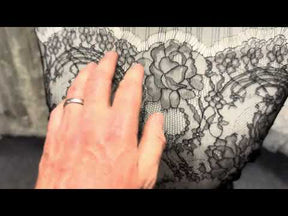 Dentelle Chantilly noire - P725