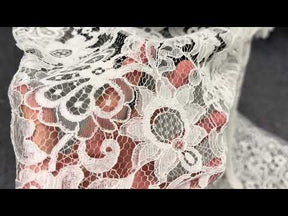 Dentelle Chantilly ivoire - P297