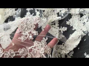 Dentelle Chantilly perlée et brodée couleur ivoire - P238