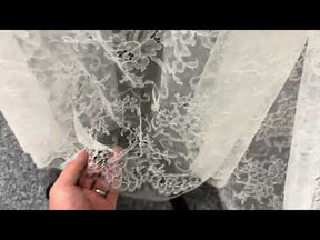Dentelle Chantilly ivoire - P301