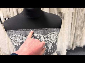 Dentelle Chantilly ivoire - P205