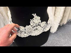 Garniture perlée et pailletée sur cordon ivoire - T394