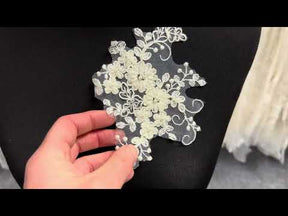 Applique en dentelle ivoire perlée et cordée - Coopération