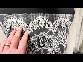 Dentelle Chantilly ivoire - P302